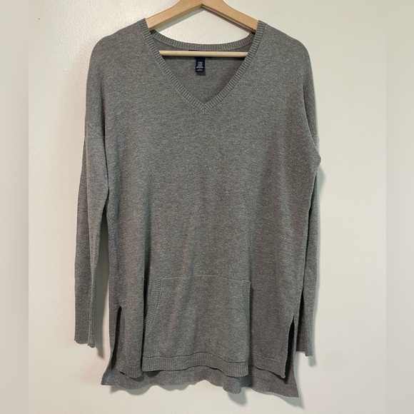 GAP Gray V-Neck Long Sleeve Sweater with Front Pockets Size XS/S - Picture 1 of 8